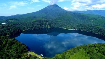 🏞️ 신성한 호수(미이케) 이미지 2
